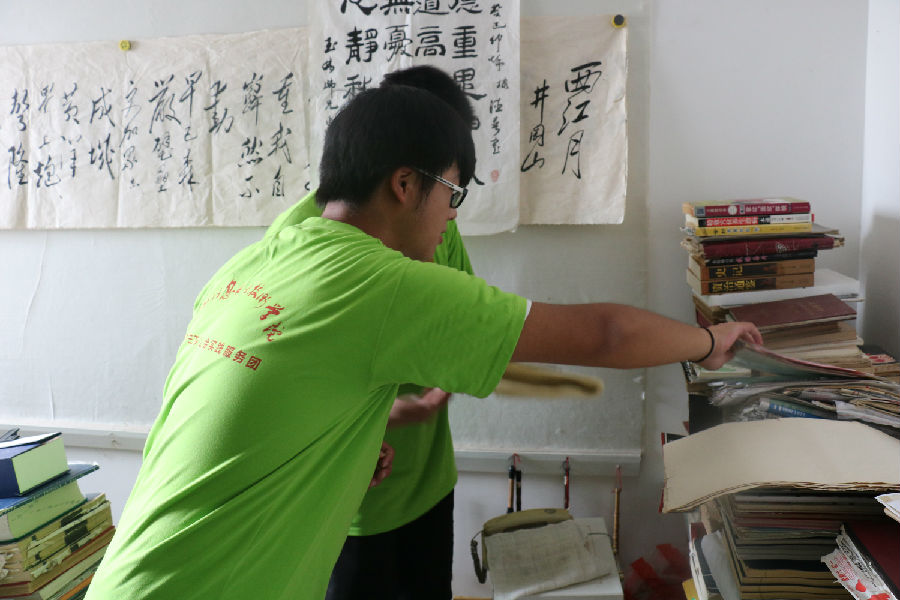 志愿者義務(wù)幫扶孤寡老人.JPG