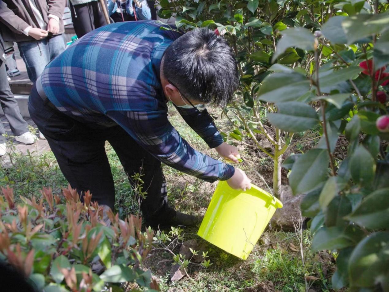 圖片包含 戶外, 草, 人, 男人描述已自動生成