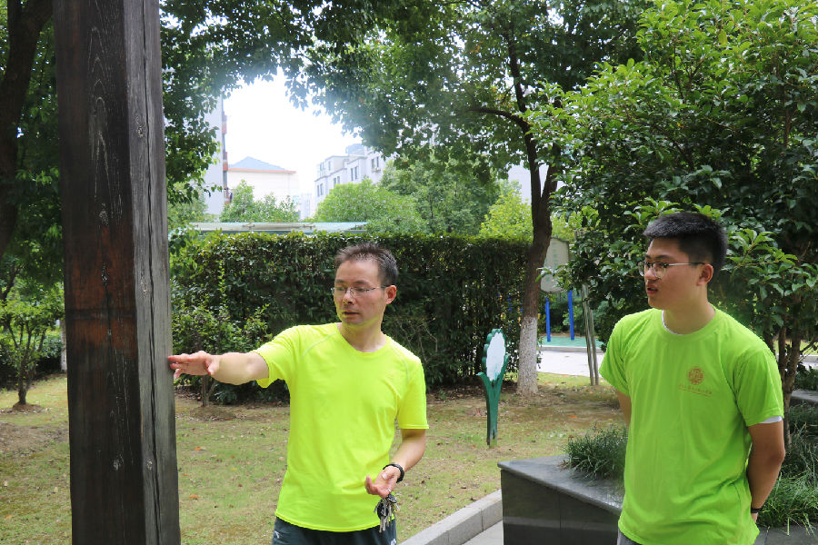 桑老師現(xiàn)場(chǎng)指導(dǎo)小區(qū)設(shè)施改造.jpg